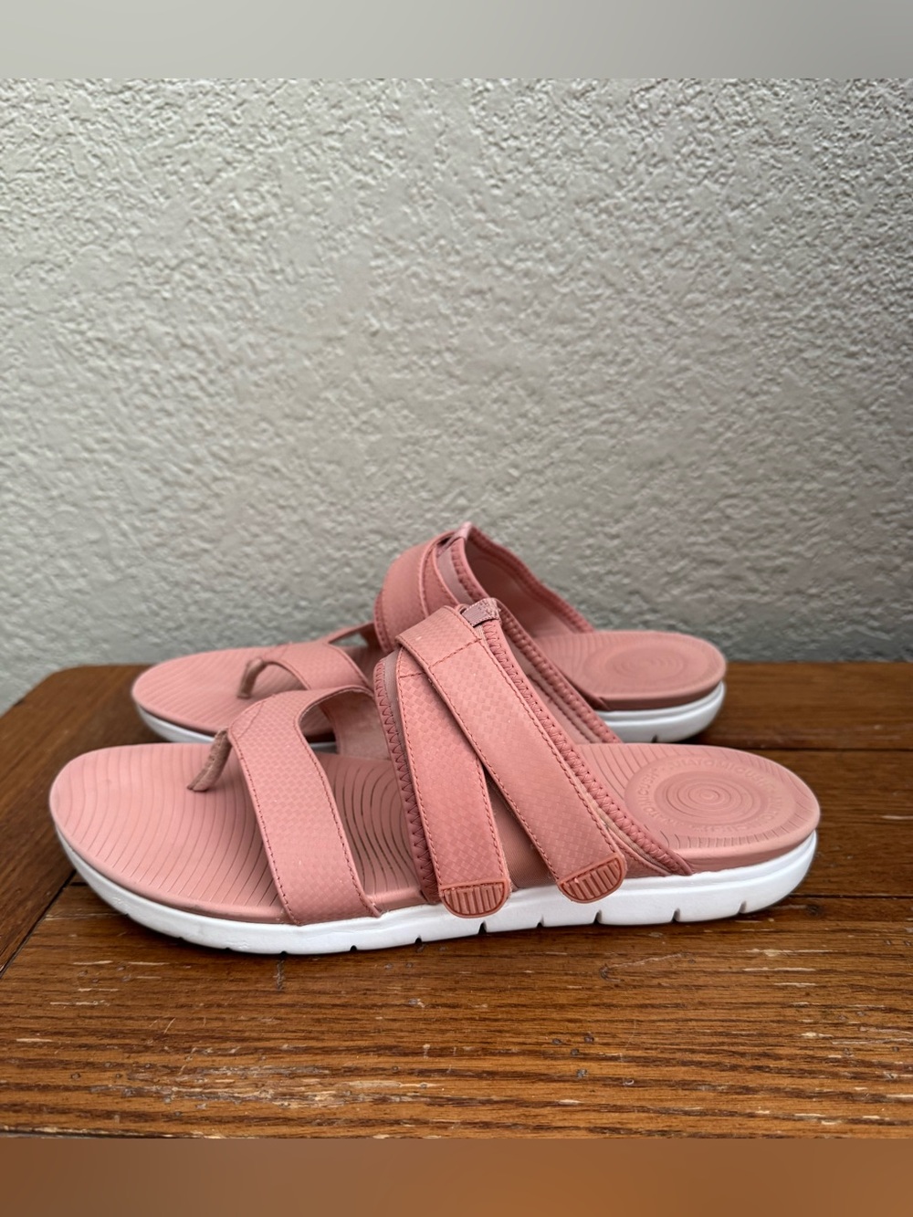FitFlop Neoflex Womens Sz. 9
Dusty Pink Minimalist Strappy Comfort Thong Sandal